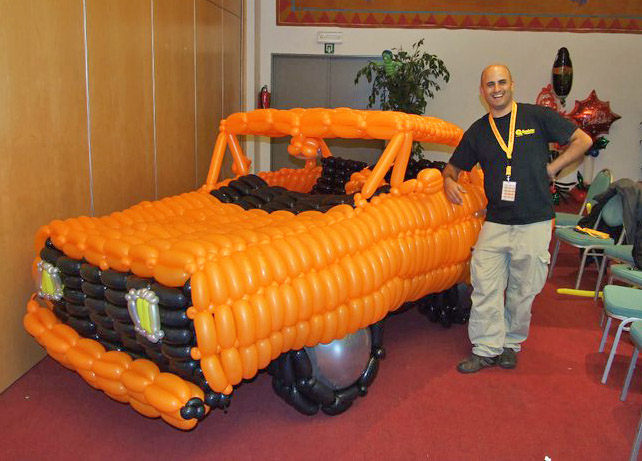 מכונית מבלונים בעיצובו של Robbie Furman