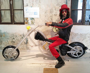 גדי וילצ'רסקי על אופנוע מבלונים