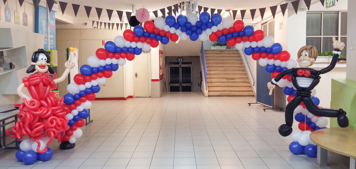 קשת בלונים עם רקדן ורקדנית קשת בלונים עם רקדן ורקדנית