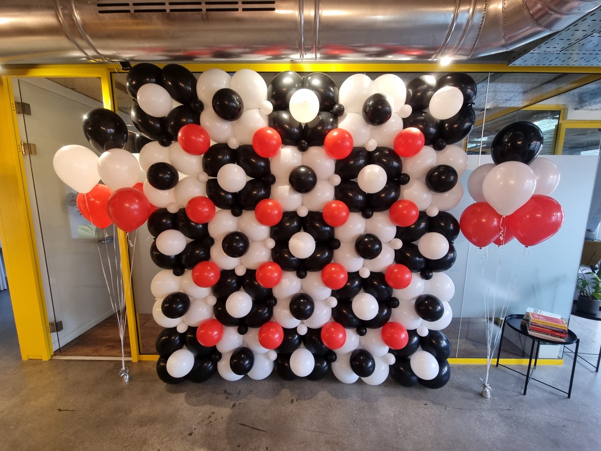 קיר בלונים בסגנון אליסה בארץ הפלאות קיר בלונים בסגנון אליסה בארץ הפלאות