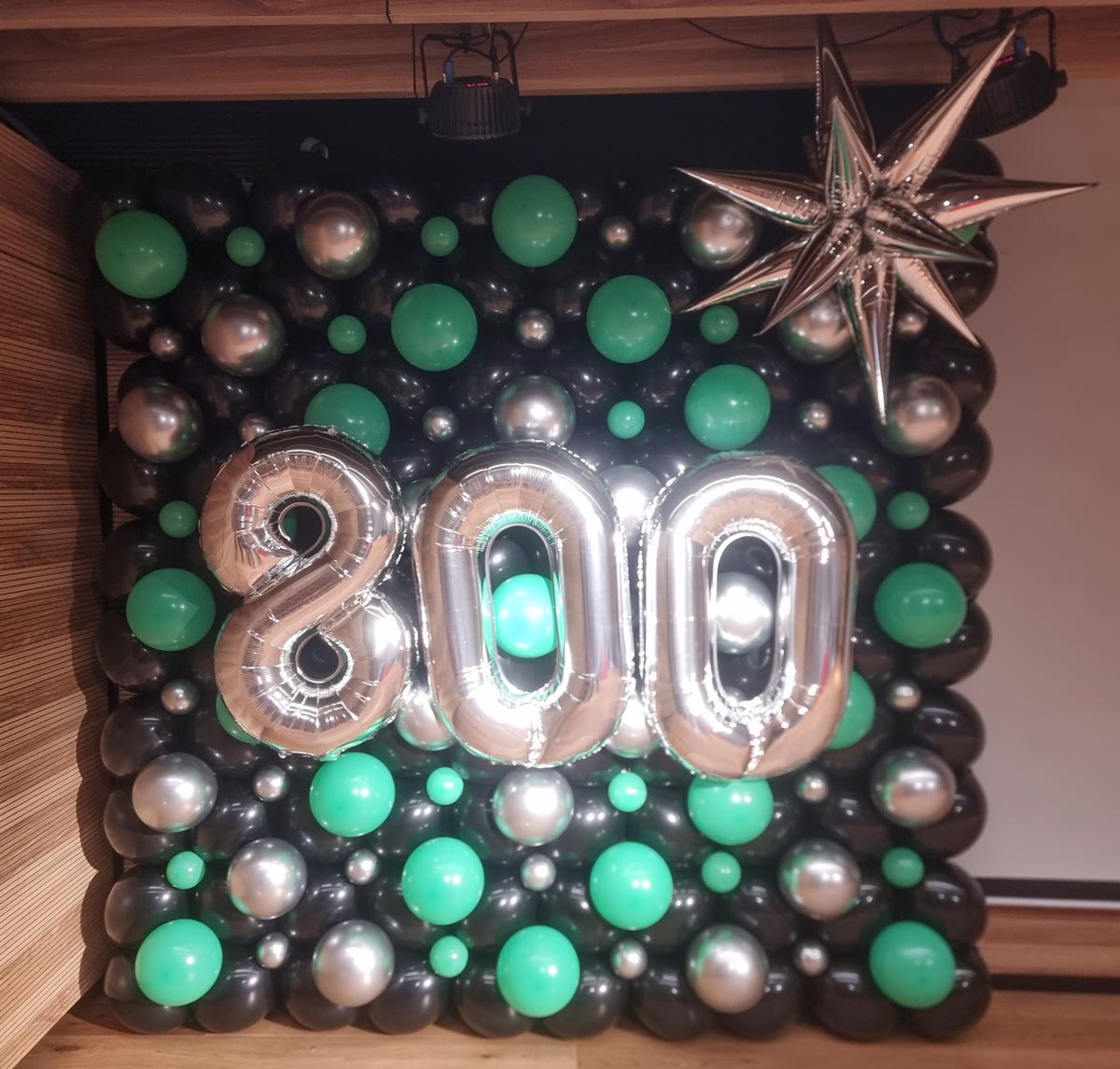 קיר בלונים ירוק וכסוף לחברת היי טק קיר בלונים ירוק וכסוף לחברת היי טק