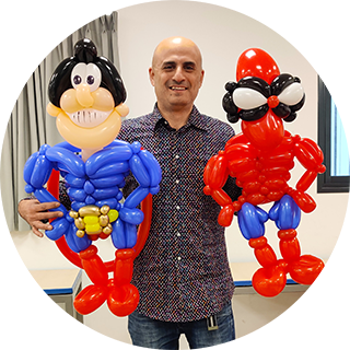 ברק דגן עם ספיידרמן וסופרמן מבלונים