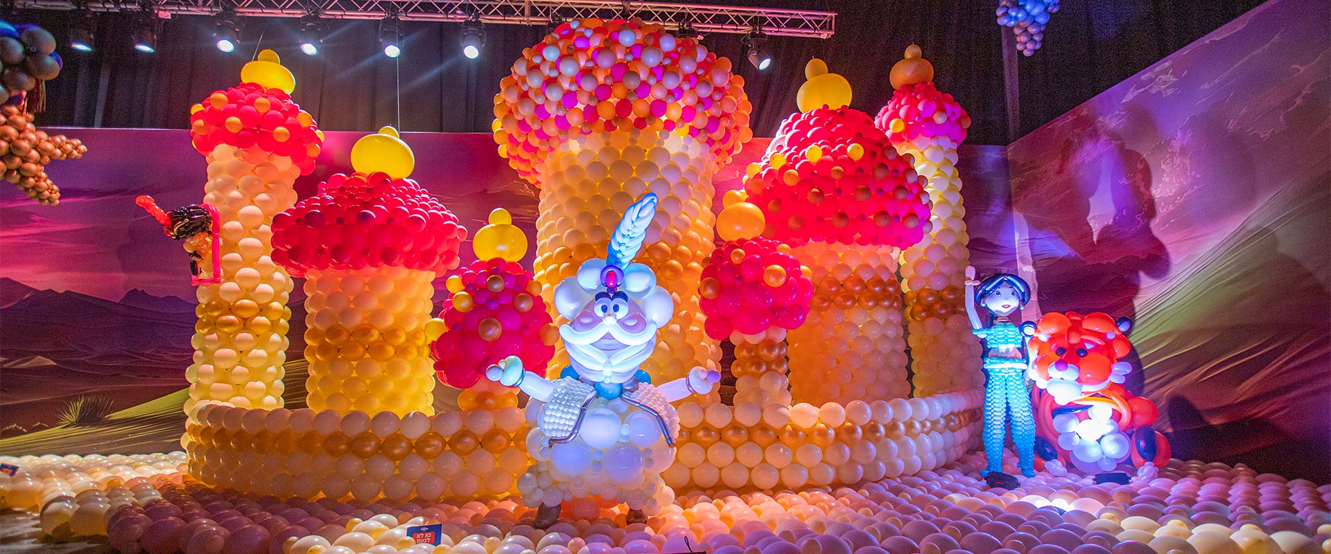 מתחם הקוטב מבלונים בתערוכת בלון סטורי הארמון של אלאדין והקיסר בתערוכת הבלונים בלון סטורי בתל אביב בעיצובו של ברק דגן