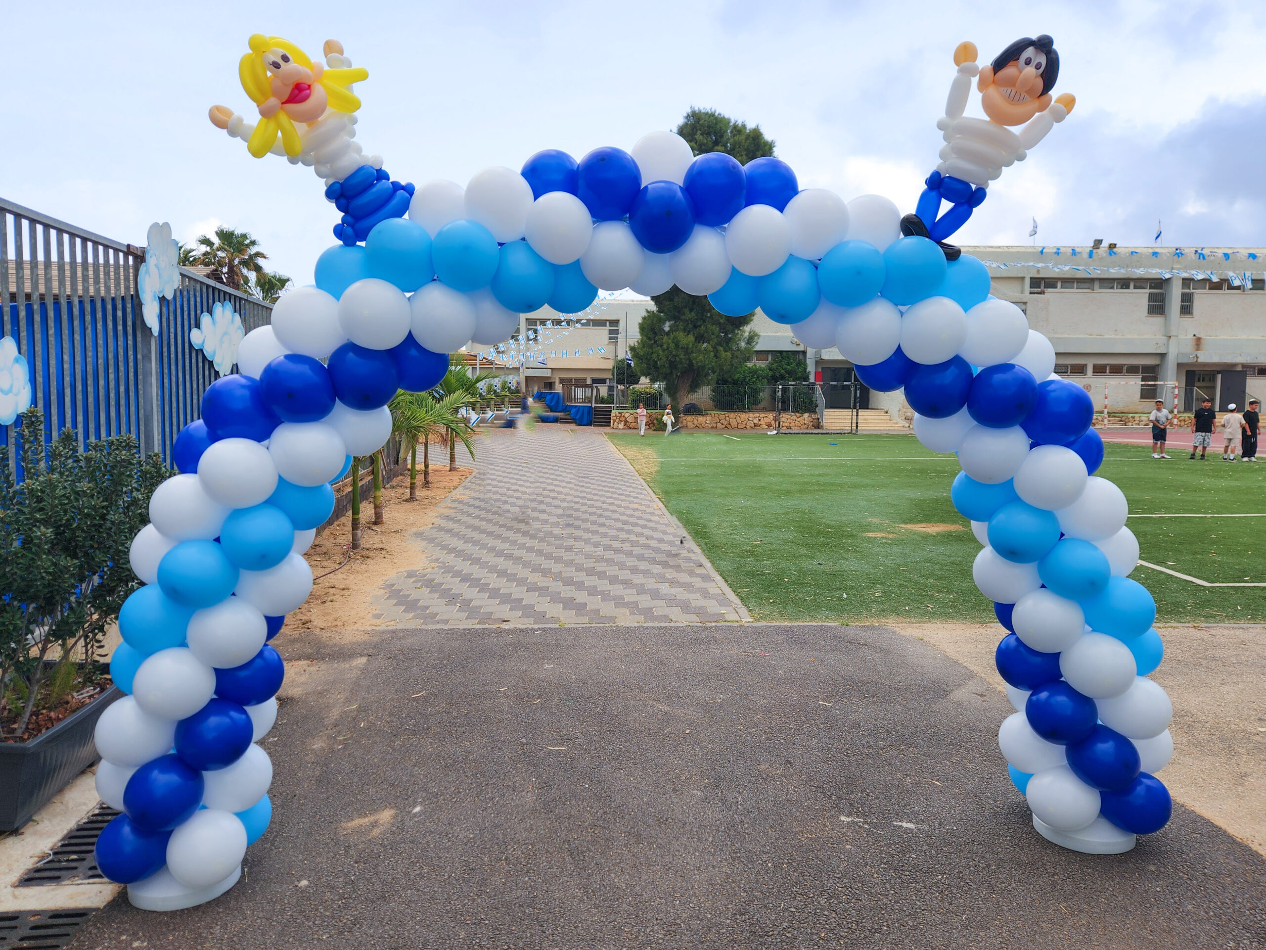 קשת בלונים כחול לבן ליום העצמאות